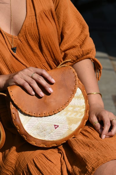 Camelia (深色皮革)8