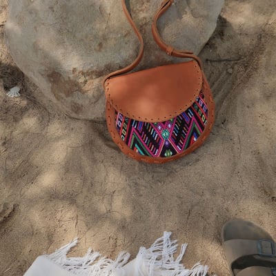 Camelia (深色皮革)4