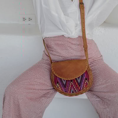 Camelia (深色皮革)6