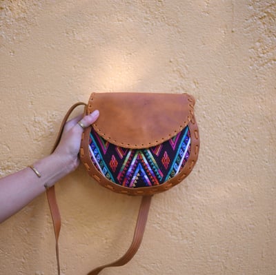 Camelia (深色皮革)9