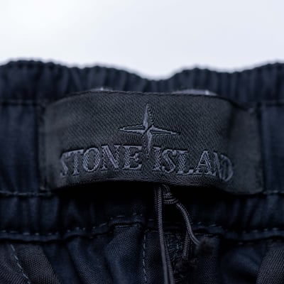 Stone Island Ghost 拉鍊口袋工作短褲 黑4