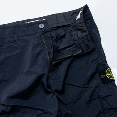 Stone Island 30919 金屬尼龍大口袋工裝褲 黑6