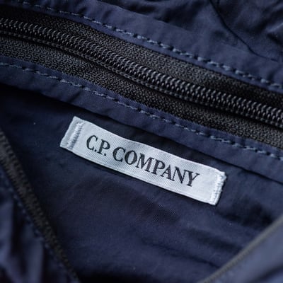 C.P. Company 金屬尼龍胸包 日蝕藍7