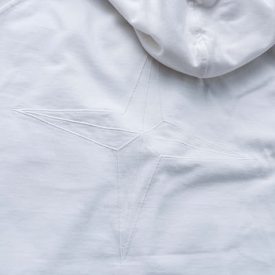 Stone Island 63355 刺繡logo帽T 白色7