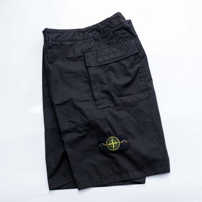 Stone Island 舒適版型工裝短褲 黑色4