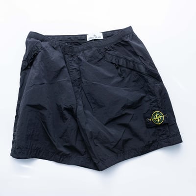Stone Island 金屬尼龍舒適短褲 黑3