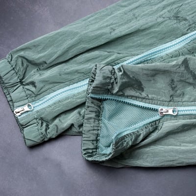 31619 NYLON METAL IN ECONYL® REGENERATED NYLON 尼龍金屬長褲 鼠尾草綠7