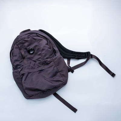 C.P. Company 金屬尼龍風鏡片後背包 銅黑色3