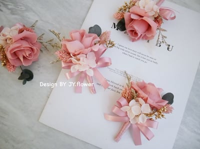 永生玫瑰胸花【莓粉流沙】3