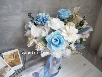 自然型手綁不凋捧花【純白藍天】1