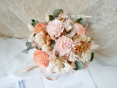 自然型手綁乾燥花捧花【珊瑚粉金】2