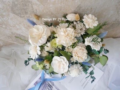 自然型手綁乾燥花捧花【純白煙藍】2