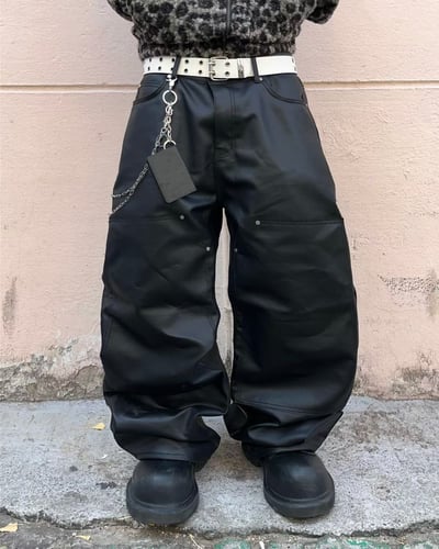 雙膝鉚釘拼接皮褲1