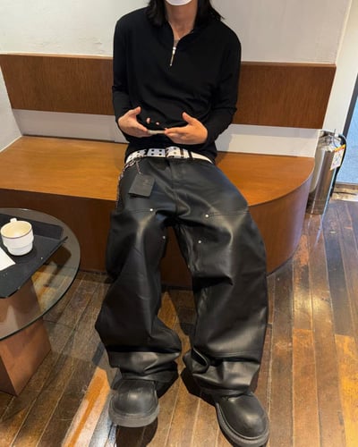 雙膝鉚釘拼接皮褲7