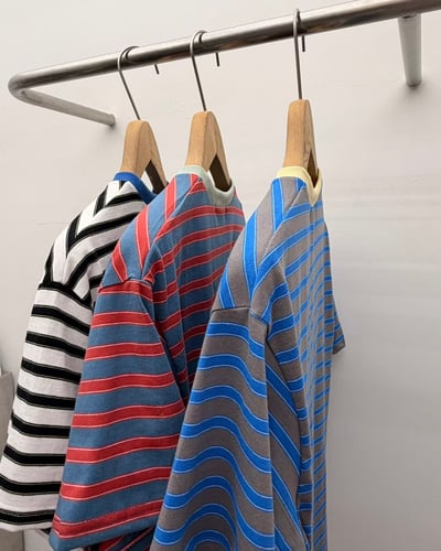 撞色領口寬版細條紋TEE2