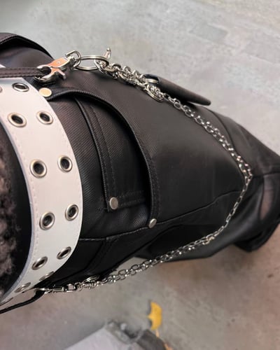 雙膝鉚釘拼接皮褲5