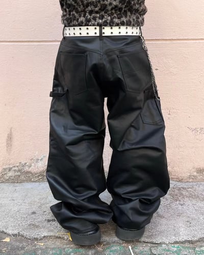 雙膝鉚釘拼接皮褲3