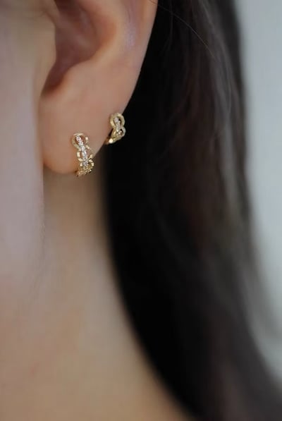 S925 Dainty Filigree Diamond Huggie 蕾絲雕花耳扣1