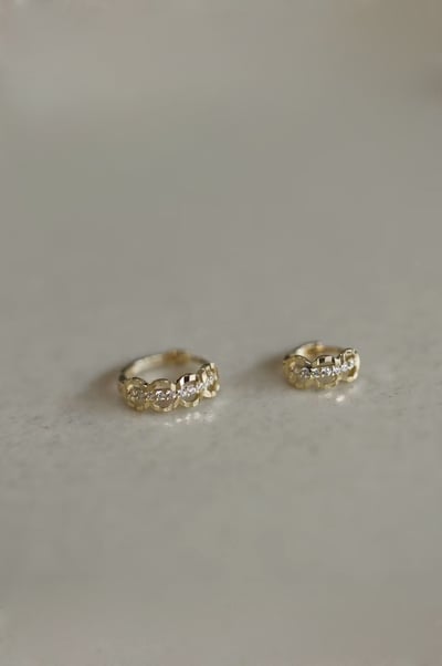 S925 Dainty Filigree Diamond Huggie 蕾絲雕花耳扣2