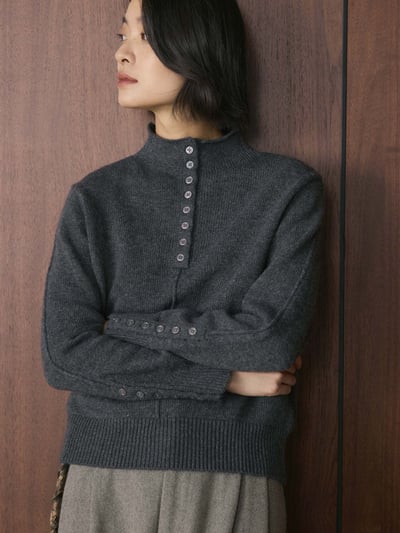 半高領多紐口設計修身上衣3