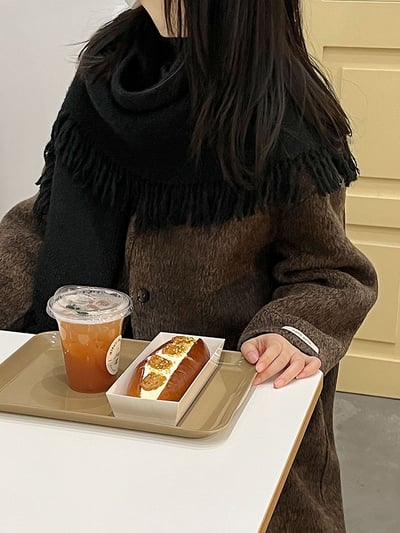 羊毛雙面圓領長大衣配流蘇圍巾8