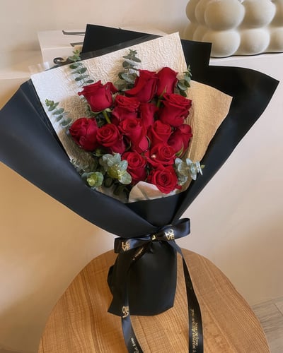 Say yes to love 經典紅玫瑰花束1