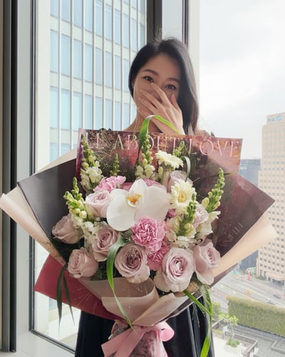 《時光柔緻系列》The Timeless Grace 豐盛康乃馨玫瑰花束7