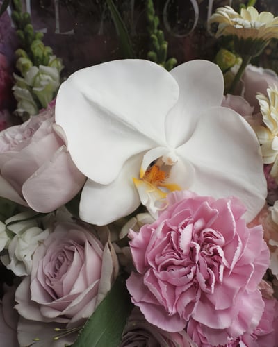 《時光柔緻系列》The Timeless Grace 豐盛康乃馨玫瑰花束3