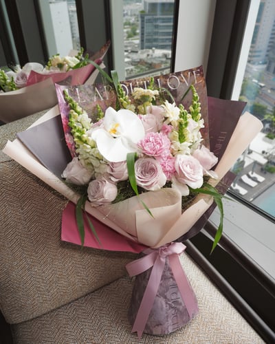 《時光柔緻系列》The Timeless Grace 豐盛康乃馨玫瑰花束1