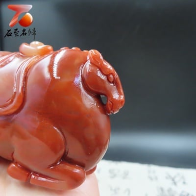 老撾結晶朱砂石 唐馬系列【馬上有財手把件】2
