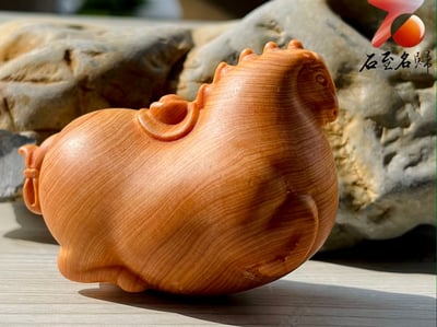 焦糖味重油料城口崖柏手把件 《馬上發財》2