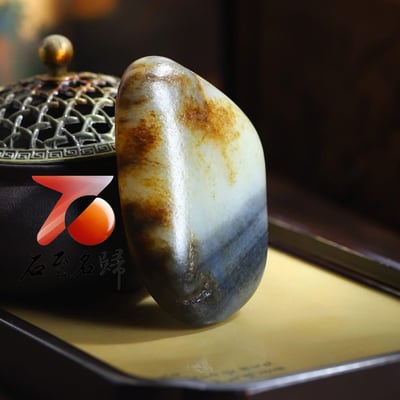 秋梨皮和田玉天地雙色青花籽料1