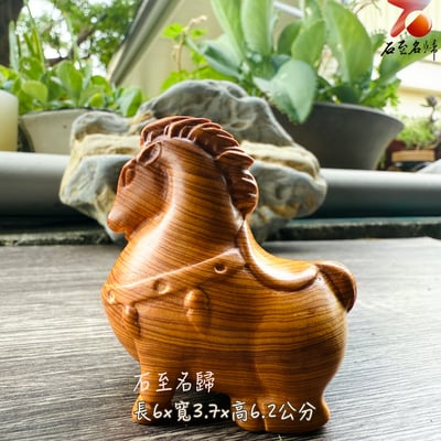 嚴選焦糖味重油料城口崖柏老料手把件 《富貴有餘-唐馬》1