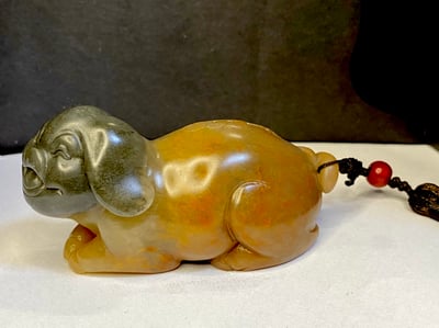 老師傅手工 壽山五彩石雕件【福氣金豬手把件】1