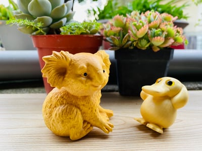 黃楊木精雕擺件【可達鴨與考拉套組】2