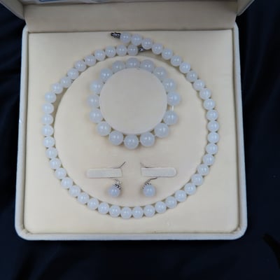 和田玉套組(耳環+手珠+項鍊) 三件均附證書與精美收納禮盒1