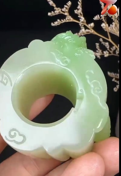 頂級館藏臻品 和田玉翠玉老料 【祥龍板指】2