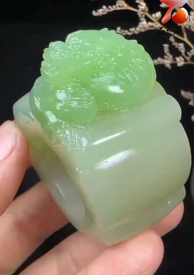 頂級館藏臻品 和田玉翠玉老料 【祥龍板指】6