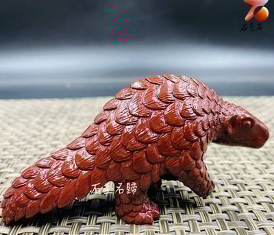 壽山肅山石【朱甲開祥-穿山甲】王逸文老師純手工雕刻2