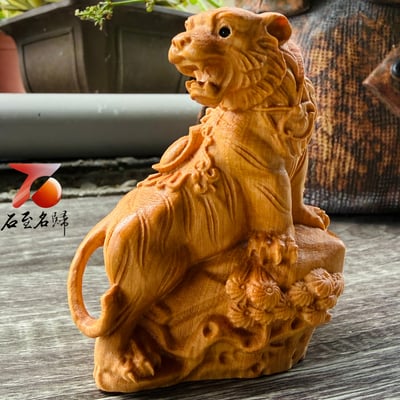 天然 嚴選崖柏木雕件【元寶坐山虎】2