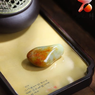 和田玉灑金皮青白肉籽料 56×33×23mm 重67克4