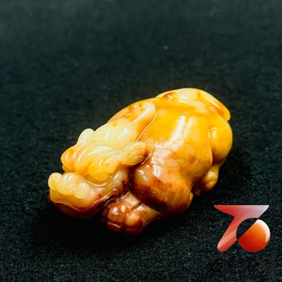 壽山石純手工雕件【金霞凝瑞・伏地守財】3