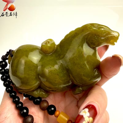 天然 壽山月尾綠透光原石x純手工精雕【御寶翠馬】馬年開運石雕3