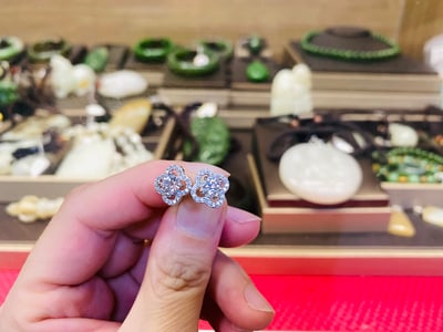 莫桑鑽50分圓耳釘一對(耳針款) 八心八箭D色 幸運草造型  2