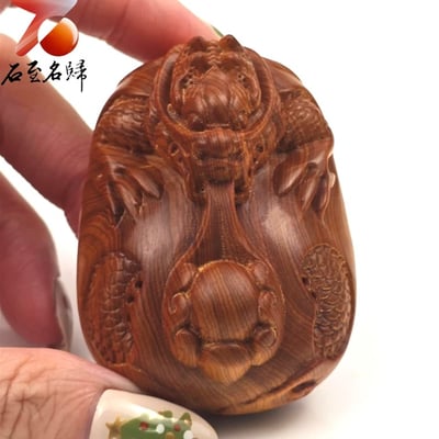 嚴選陳化崖柏重油老料手把件【祥龍獻珠】 長6公分5