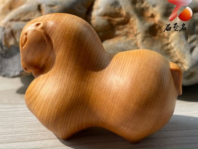 焦糖味重油料城口崖柏手把件 《富貴有餘-唐馬》1