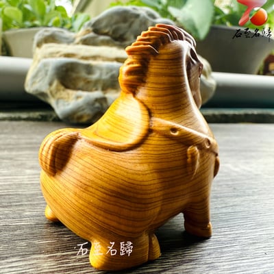 嚴選焦糖味重油料城口崖柏老料手把件 《富貴有餘-唐馬》3