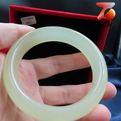 米黃色玉鐲 色澤均勻、質料溫潤2