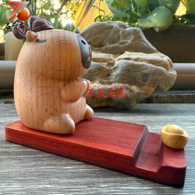 原木卡皮巴拉木雕手機支架 呆萌卡皮巴拉x巧思磁吸3