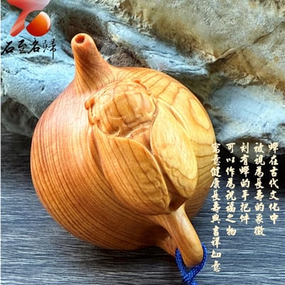 嚴選陳化崖柏重油老料手把件【一鳴驚人】 長6.6公分1